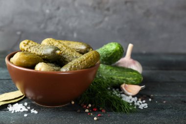 Lezzetli salatalık turşusu 