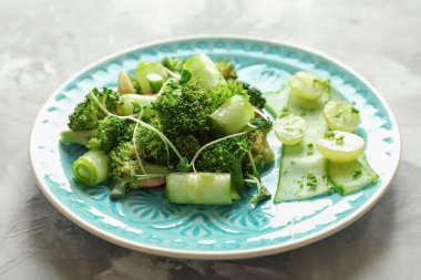 Brokoli Salatası Masasında plakalı