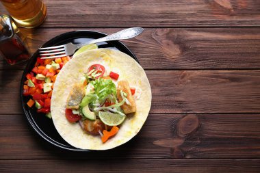 Lezzetli balık taco ve ahşap masa salataya ile plaka