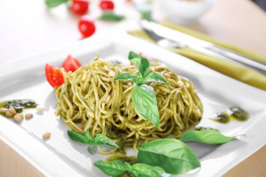 Lezzetli pasta plaka üzerinde pesto sos ile