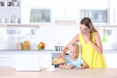 Evde kızı ile meşgul genç kadın