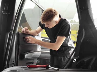 Arabanın kapısını tamir dükkanında tamir otomatik mekanik