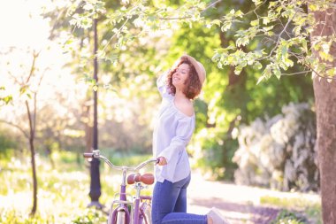 Bisiklet, açık havada olan güzel kadın