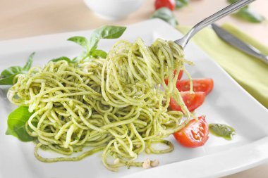 Lezzetli makarna üzerine çatal pesto sos ile