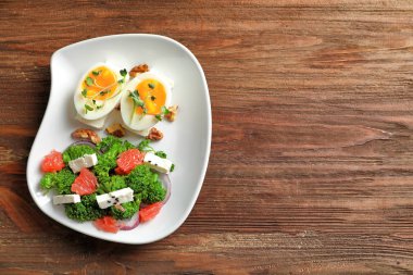 Brokoli Salatası Masasında plakalı