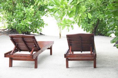 Güneş denizde plajda şezlong başvurmak