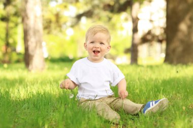 Karahindiba güneşli yeşil park içinde çocukla şirin bebek