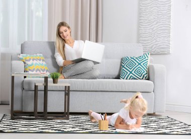 Evde kızı ile meşgul genç kadın