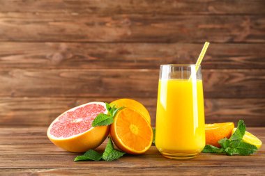 Taze meyve suyu ile kompozisyon 