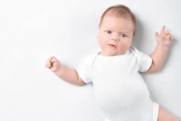 Bebê recém-nascido bonito no fundo branco — Fotografia de Stock