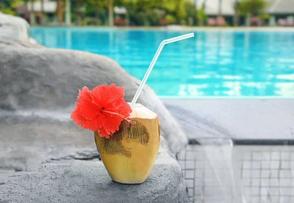 Świeży kokos koktajl w pobliżu basenu w ośrodku — Zdjęcie stockowe