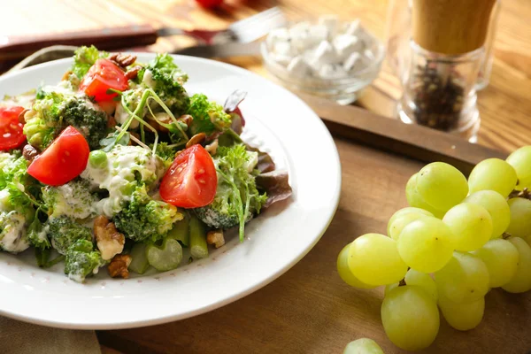 Placa con ensalada de brócoli en la mesa — Foto de Stock