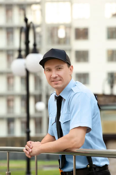 Hombre guardia de seguridad, al aire libre — Foto de Stock