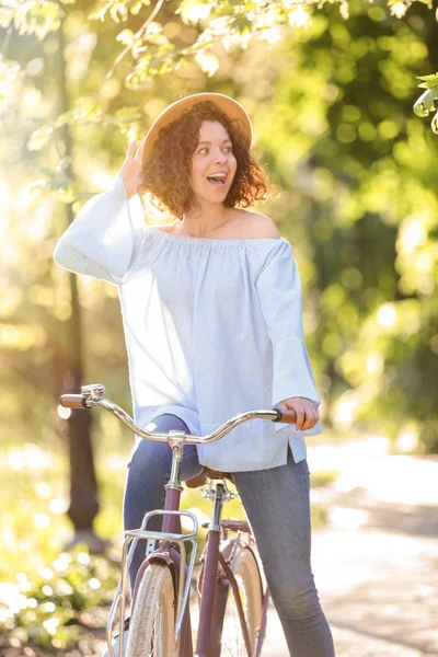 Piękna młoda kobieta z rowerem, na zewnątrz — Zdjęcie stockowe