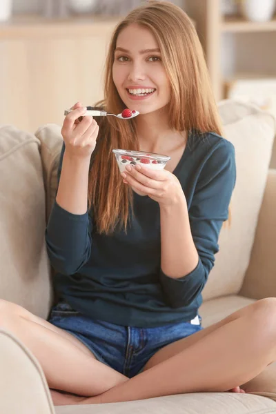 요구르트를 먹는 여자 — 스톡 사진