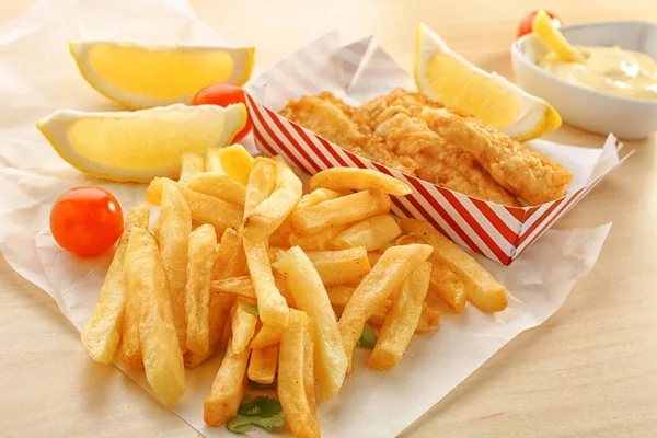Patatine fritte e pesce fritto — Foto Stock