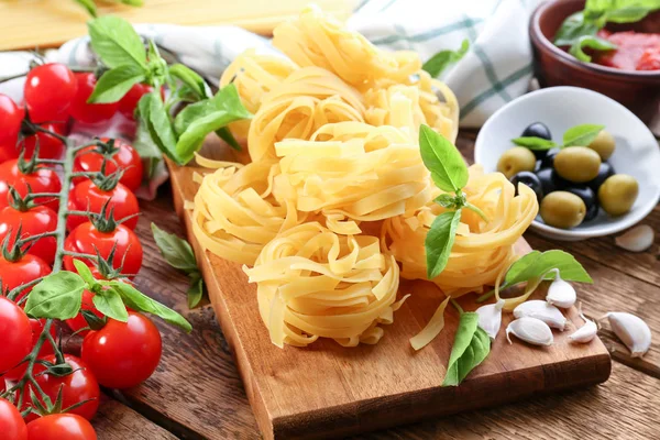 Nidi di pasta, pomodori e olive — Foto Stock
