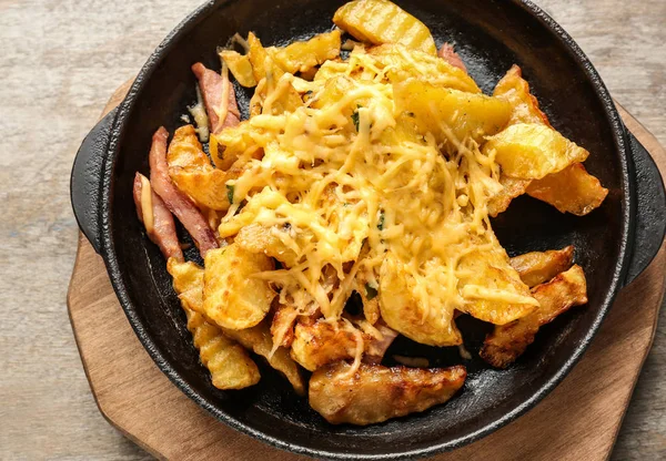 Tablo lezzetli akşam yemeği ile pişirme çanağı. Bir kavram için pişirme