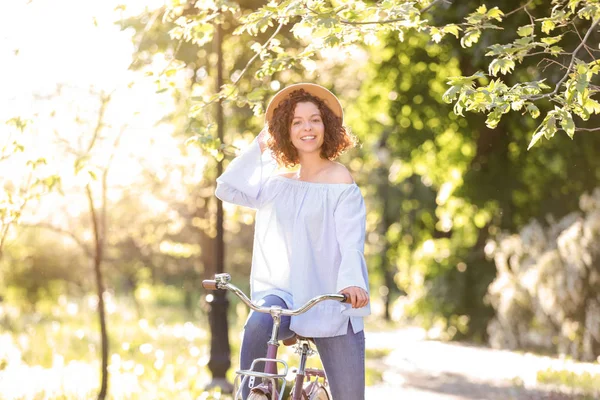 Bisiklet, açık havada olan güzel kadın