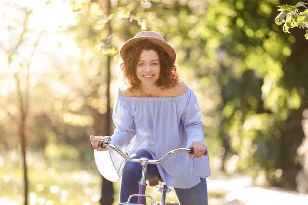 Vacker ung kvinna med cykel, Utomhus — Stockfoto