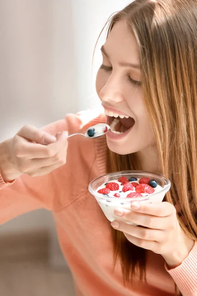 yoğurt yiyen kadın 