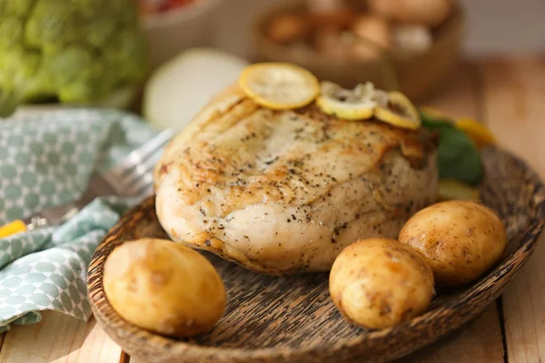 Lezzetli bütün hindi göğsü