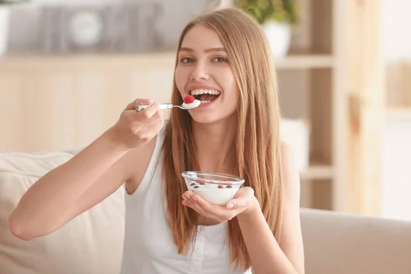 Woman eating yogurt — Stock Photo, Image