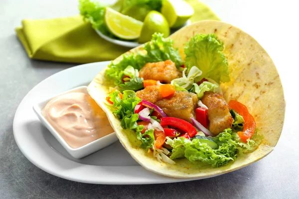 Fish taco i sosem — Zdjęcie stockowe