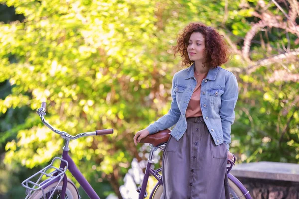 Krásná mladá žena s kolo, venku — Stock fotografie