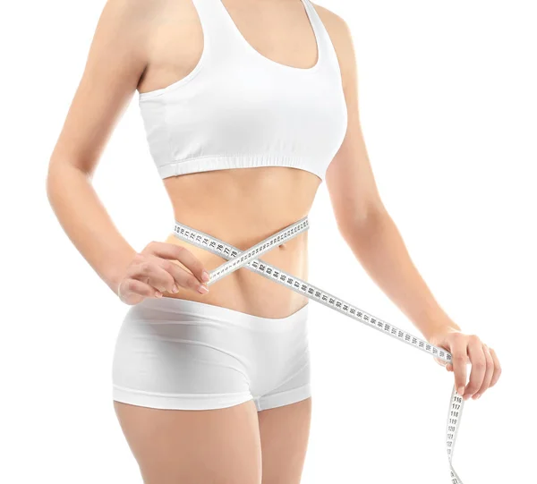Genç kadın iç çamaşırı beyaz arka plan kasette ölçme ile. Diyet kavramı — Stok fotoğraf