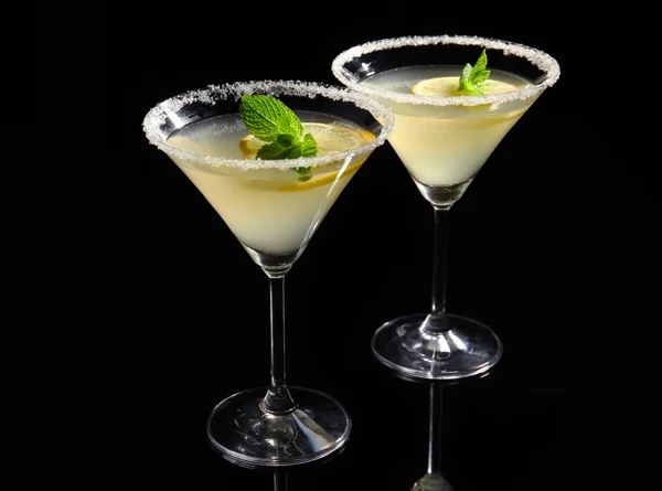 Martini à la goutte de citron avec tranches de fruits — Photo