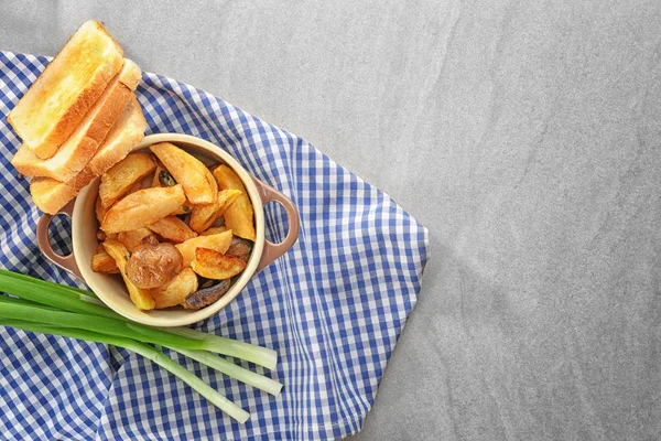 Блюдо для выпечки с картошкой на столе — стоковое фото