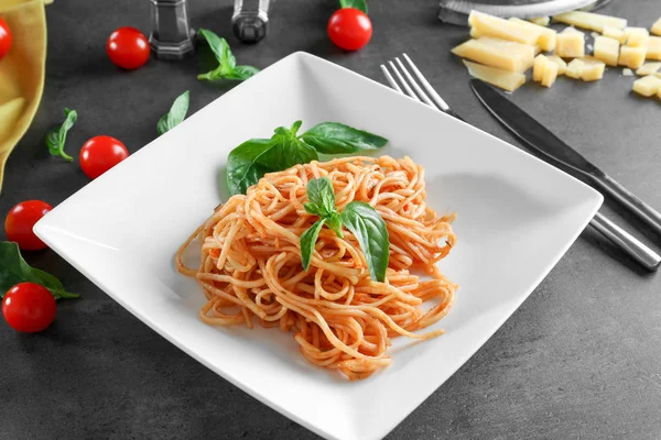 Läckra pasta med tomatsås — Stockfoto