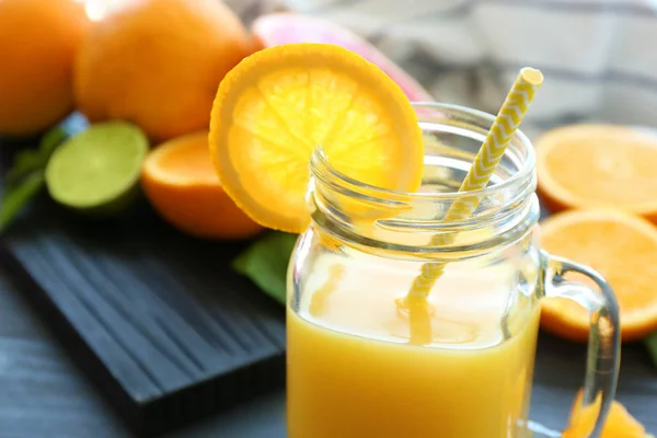 Pot Mason de jus d'orange frais sur la table, gros plan — Photo