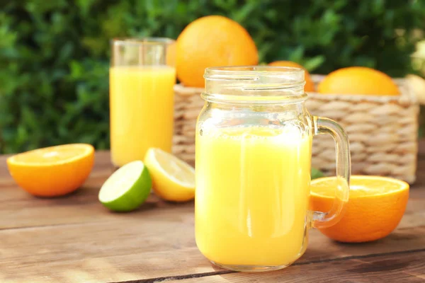 用新鲜橙汁在桌上的玻璃瓶 — 图库照片