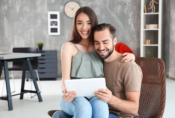 Pareja joven buscando información —  Fotos de Stock