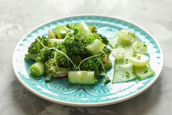 Brokoli Salatası Masasında plakalı