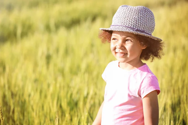 Piccola ragazza afro americana in campo verde — Foto Stock