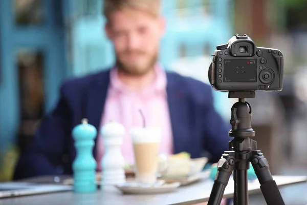 Μικρά blogger καταγραφή βίντεο σε καφετέρια — Φωτογραφία Αρχείου