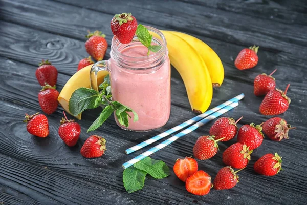 Mason jar with fresh strawberry and banana smoothie — Stock Photo, Image