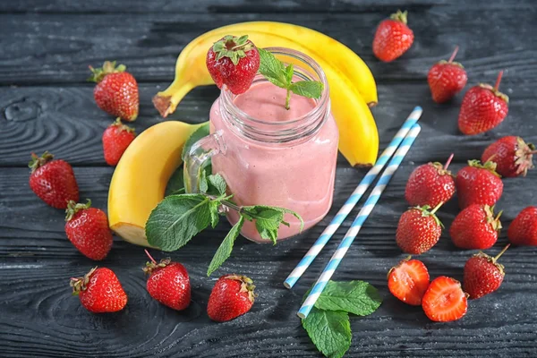 Mason jar with fresh strawberry and banana smoothie — Stock Photo, Image