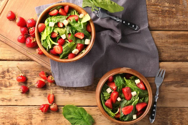 Çilekli ıspanak salatası.