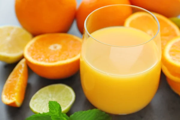 Склянка свіжого апельсинового соку на столі, крупним планом — стокове фото