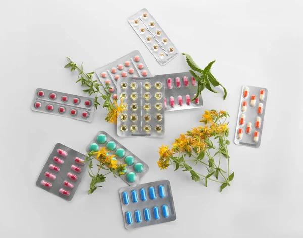 Verschillende kleurrijke pillen — Stockfoto