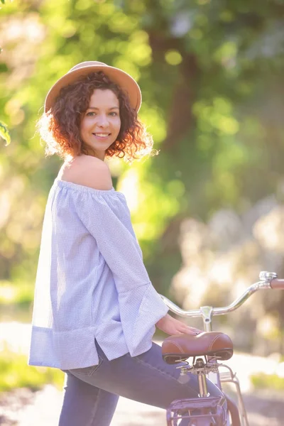 Schöne junge Frau mit Fahrrad, im Freien — Stockfoto