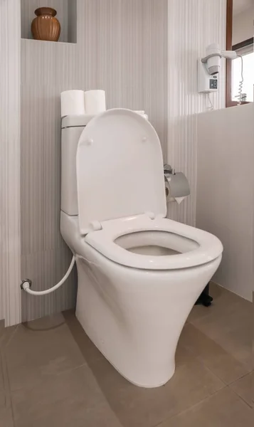 Toilettenschüssel in modernen Toiletten — Stockfoto