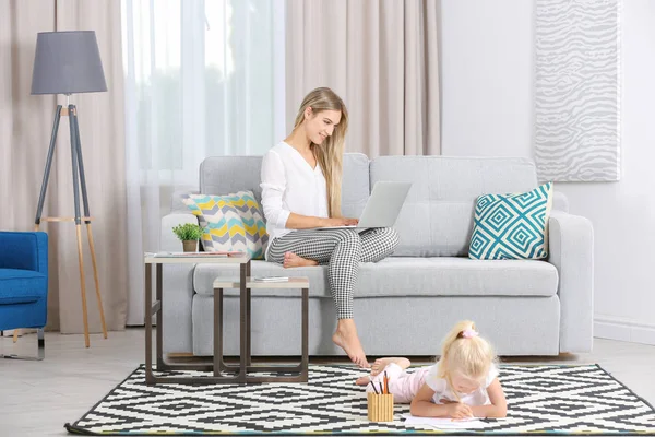 Evde kızı ile meşgul genç kadın