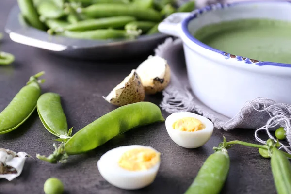 Gesneden kwartel ei en groene erwt peulen met casserole van puree op tafel — Stockfoto