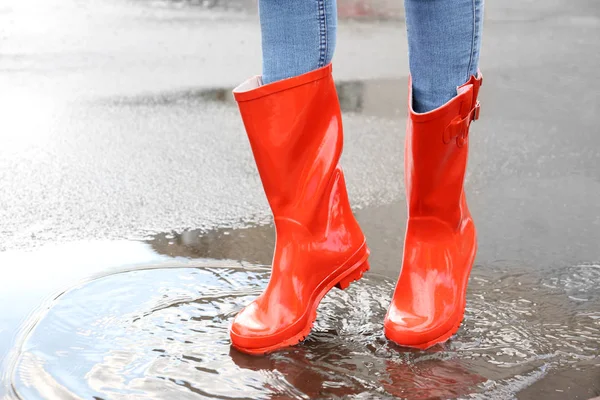 Mulher em botas de borracha vermelha — Fotografia de Stock