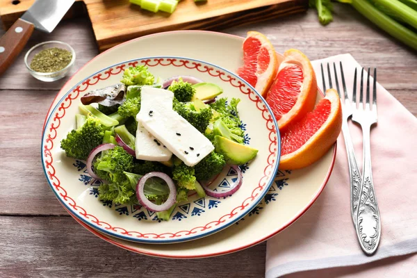Assiette avec salade de brocoli sur la table — Photo